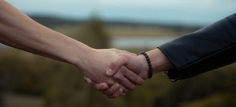 People shaking hands 