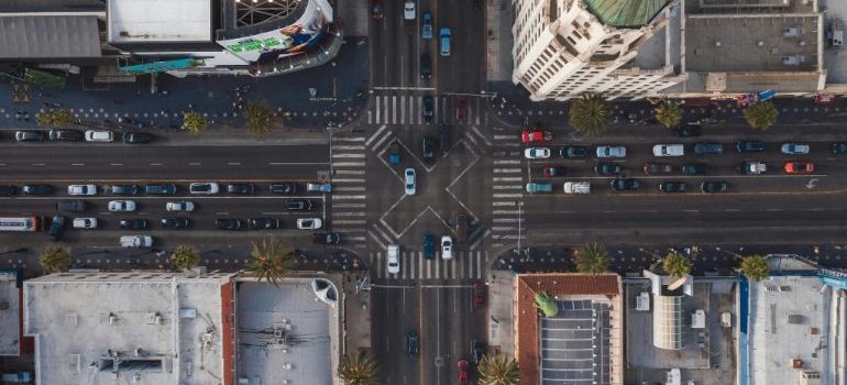 Heavy Los Angeles traffic during rush hour, highlighting the need for experienced movers who understand LA’s challenges.